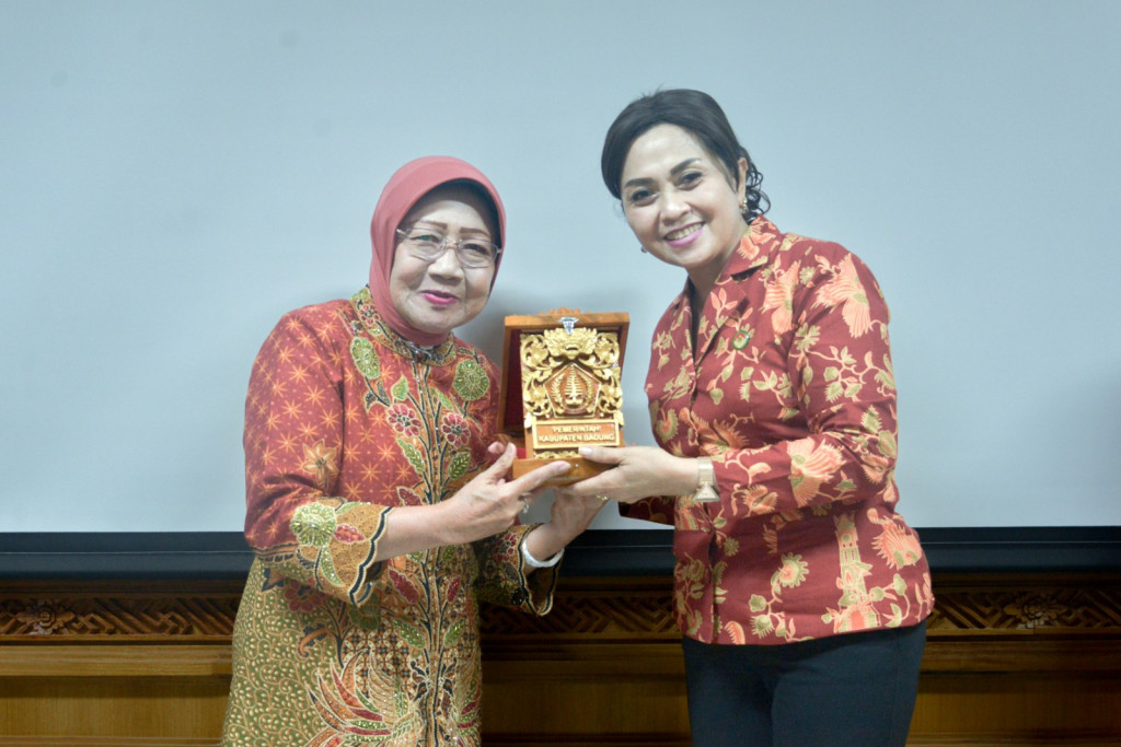 Ketua DWP Badung Terima Kunja DWP Kabupaten Tulungagung